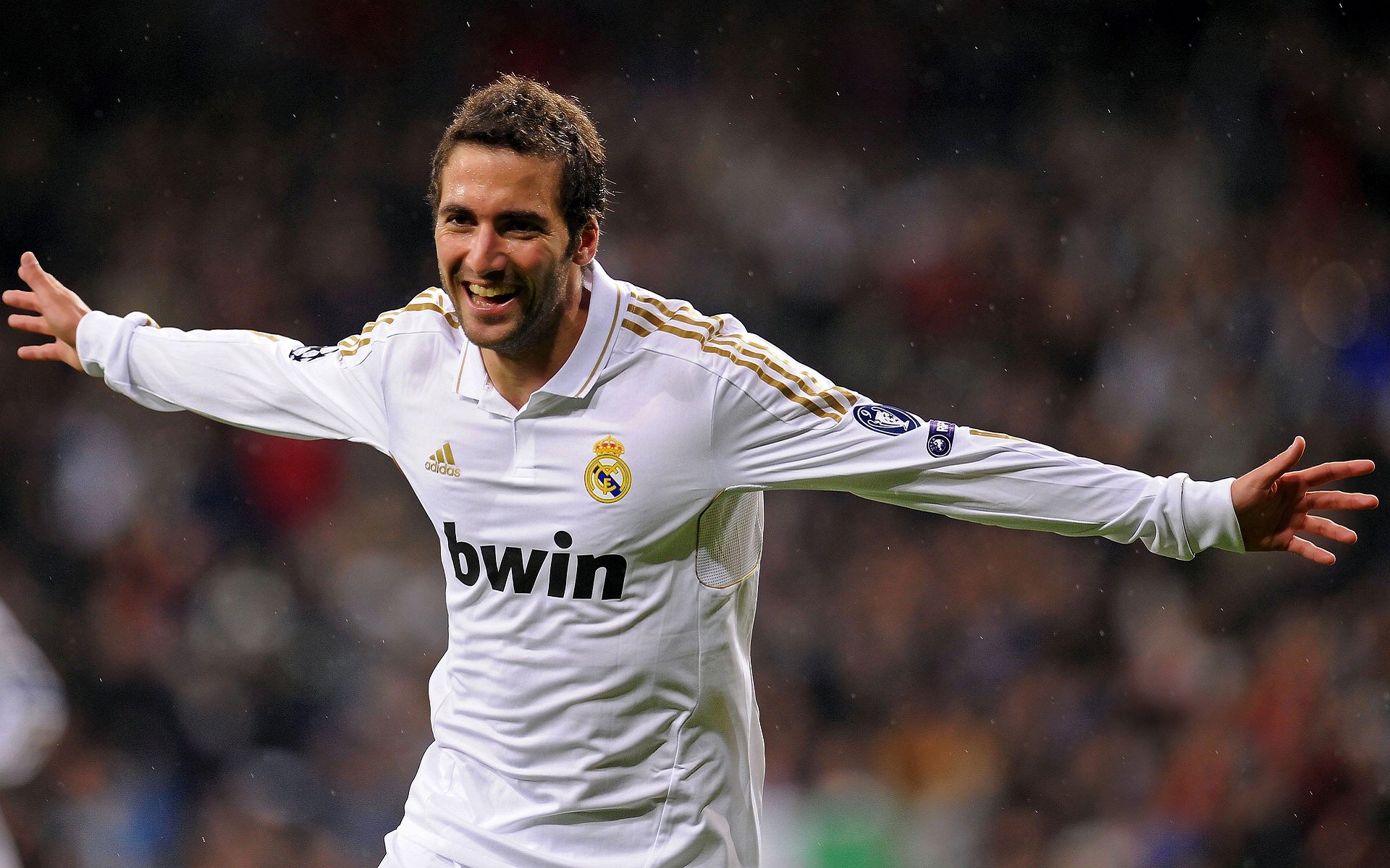 中超联赛中国足球迎战 球迷关注度持续攀升，中超足球比赛